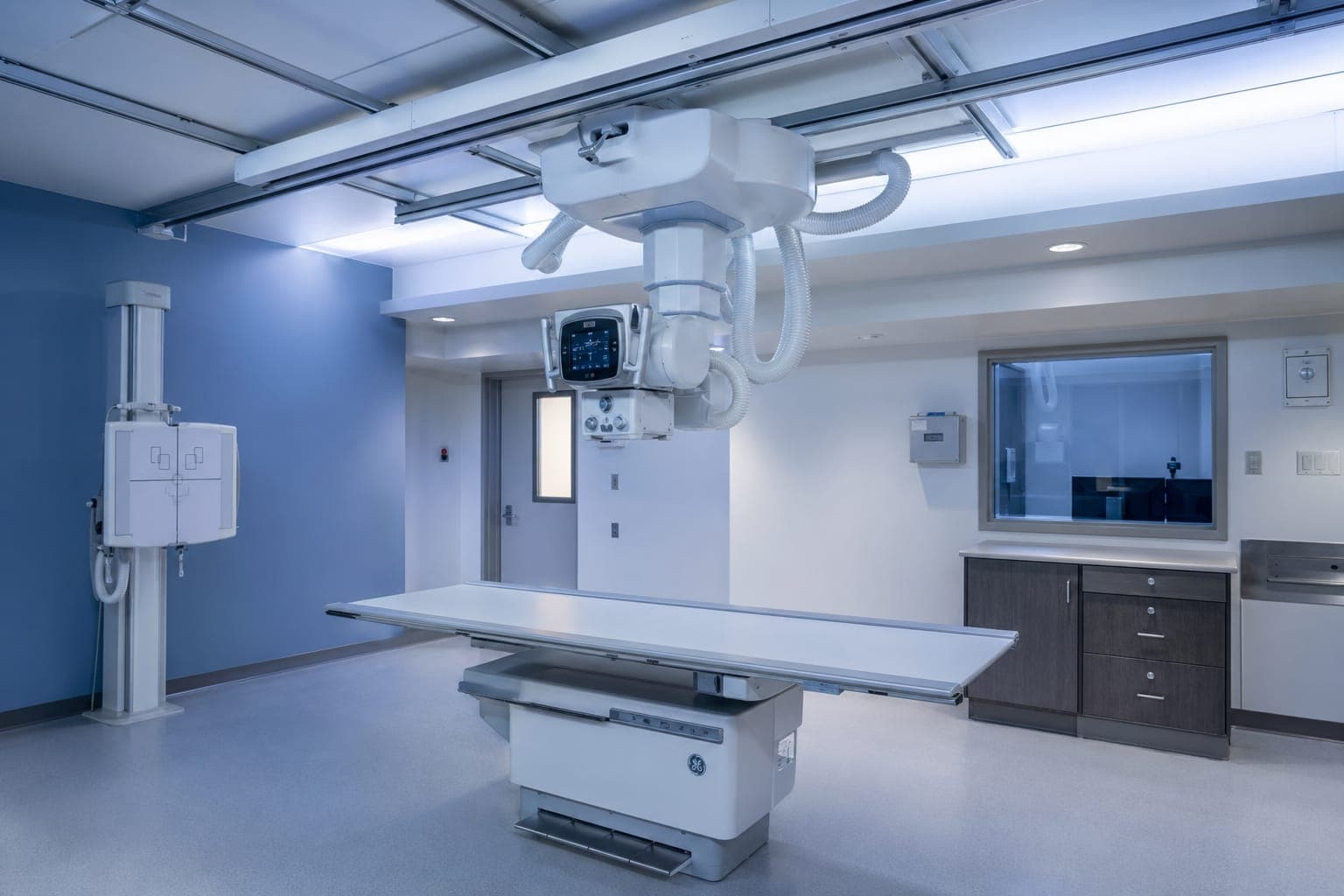 Modernes digitales Röntgensystem mit ceiling-mounted Strahler